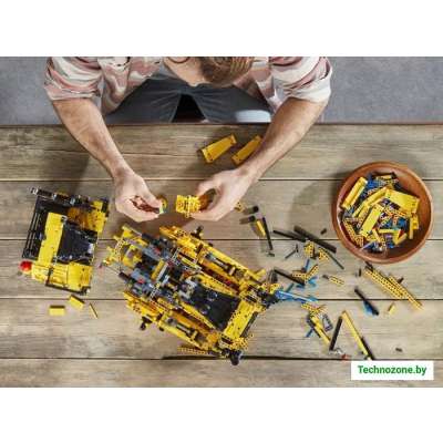 Конструктор LEGO Technic 42131 Бульдозер Cat D11 на пульте управления